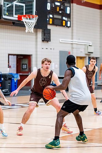 MIKAELA MACKENZIE / WINNIPEG FREE PRESS

Simon Hildebrandt (2) at U of M men&#x573; basketball practice in Winnipeg on Wednesday, Feb. 15, 2023.  For Mike Sawatzky story.

Winnipeg Free Press 2023.