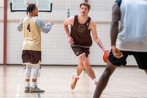 MIKAELA MACKENZIE / WINNIPEG FREE PRESS

Simon Hildebrandt (2) at U of M men&#x573; basketball practice in Winnipeg on Wednesday, Feb. 15, 2023.  For Mike Sawatzky story.

Winnipeg Free Press 2023.