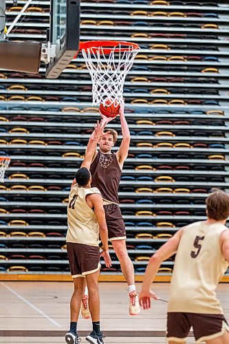 MIKAELA MACKENZIE / WINNIPEG FREE PRESS

Simon Hildebrandt (2) at U of M men&#x573; basketball practice in Winnipeg on Wednesday, Feb. 15, 2023.  For Mike Sawatzky story.

Winnipeg Free Press 2023.