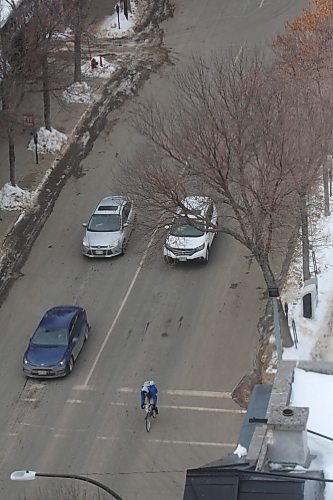 A cyclist on Rosser Avenue. (Matt Goerzen/The Brandon Sun)