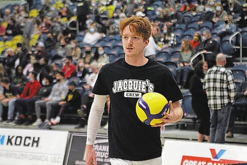 Brandon Sun Rylan Metcalf and the Brandon University Bobcats men's volleyball team warmed up on Friday and Saturday in shirts reading &quot;Jacquie's crew&quot; in support of Metcalf's mother, a longtime member of Bobcat Nation who is battling cancer. (Thomas Friesen/The Brandon Sun)