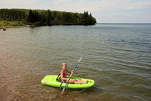 17082022
Quinn Clarke kayaks in Clear Lake in Riding Mountain National Park while playing in the water with her siblings Beau and Rory on a beautiful Wednesday.  (Tim Smith/The Brandon Sun)