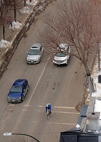 A cyclist navigates morning traffic along Rosser Avenue in downtown Brandon this week. (Matt Goerzen/The Brandon Sun)