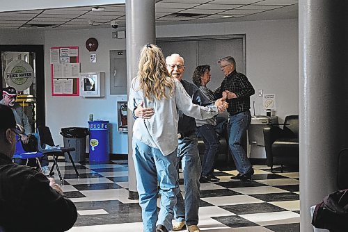 Two attendees at the festivities danced to the live music. (The Brandon Sun/Geena Mortfield)