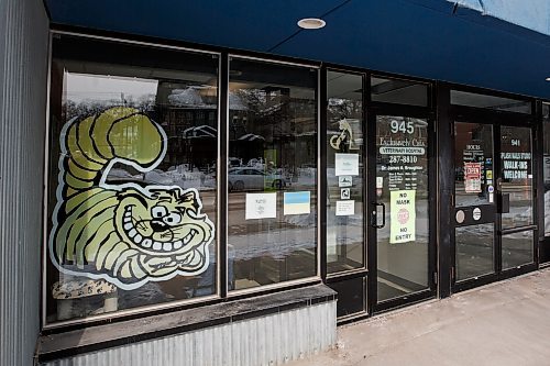 MIKE DEAL / WINNIPEG FREE PRESS
Signs and a Ukrainian flag in the window of Exclusively Cats Veterinary Hospital at 945 Corydon Avenue showing support for Ukraine.
230223 - Thursday, February 23, 2023.