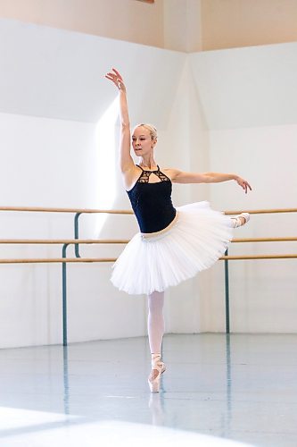 MIKAELA MACKENZIE / WINNIPEG FREE PRESS

Royal Winnipeg Ballet (RWB) principal ballerina Elizabeth Lamont, who will be performing the dual Swan Lake role of Odette/Odile for the first time, rehearses at the RWB in Winnipeg on Wednesday, Feb. 22, 2023. For Jen story.

Winnipeg Free Press 2023.