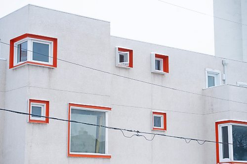 Mike Sudoma/Winnipeg Free Press
A window sits open at a Manitoba Housing complex located at 575 Balmoral St Thursday afternoon
February 23, 2023 