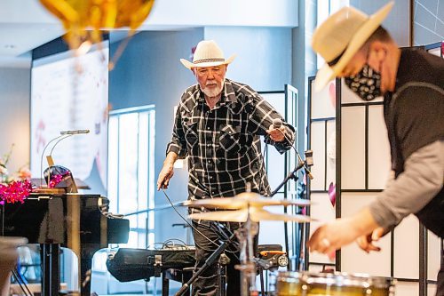 MIKAELA MACKENZIE / WINNIPEG FREE PRESS

Larry Updike (left) and Eric Boorman set up for a show at Concordia Village retirement centre in Winnipeg on Friday, Feb. 24, 2023. For John Longhurst story.

Winnipeg Free Press 2023.