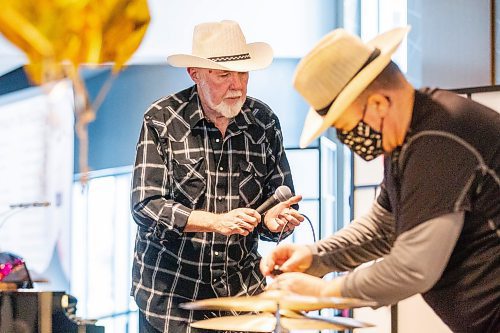 MIKAELA MACKENZIE / WINNIPEG FREE PRESS

Larry Updike (left) and Eric Boorman set up for a show at Concordia Village retirement centre in Winnipeg on Friday, Feb. 24, 2023. For John Longhurst story.

Winnipeg Free Press 2023.