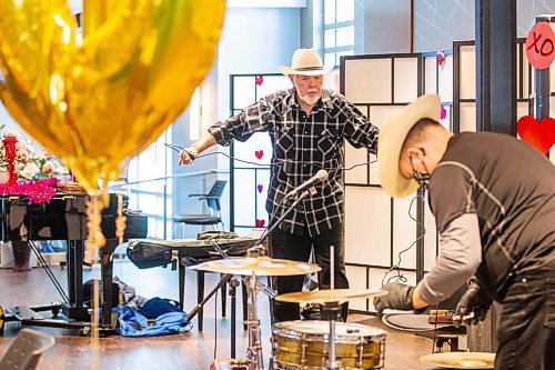 MIKAELA MACKENZIE / WINNIPEG FREE PRESS

Larry Updike (left) and Eric Boorman set up for a show at Concordia Village retirement centre in Winnipeg on Friday, Feb. 24, 2023. For John Longhurst story.

Winnipeg Free Press 2023.