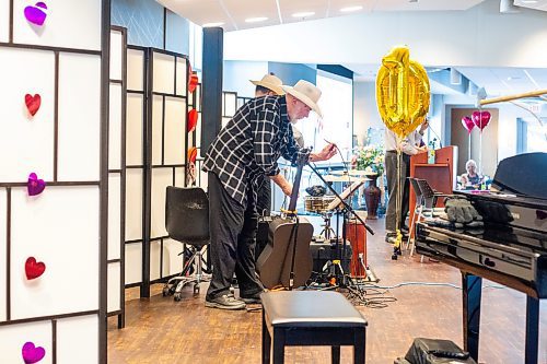 MIKAELA MACKENZIE / WINNIPEG FREE PRESS

Larry Updike (front) and Eric Boorman set up for a show at Concordia Village retirement centre in Winnipeg on Friday, Feb. 24, 2023. For John Longhurst story.

Winnipeg Free Press 2023.