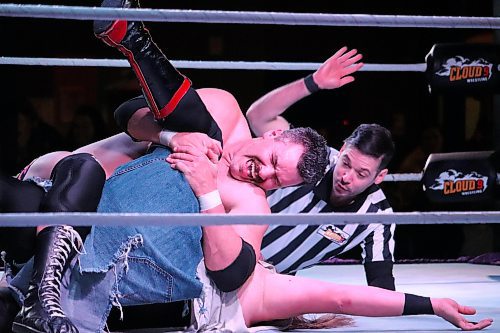 James Roth pins Cannonball Kelly in the opening contest of Cloud 9 Wrestling's Saturday evening show in Brandon, which took place at The Great Western Roadhouse. (Kyle Darbyson/The Brandon Sun) 