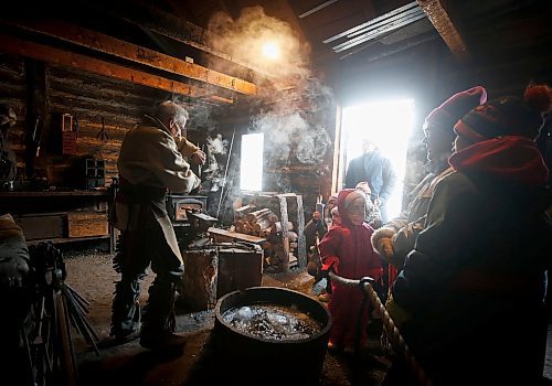 JOHN WOODS / WINNIPEG FREE PRESS
Blacksmith Louis Gagne makes a coat hook for the people on the last day of the Festival du Voyageur Sunday, February 26, 2023. 

Re: macintosh