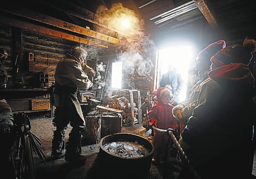 JOHN WOODS / WINNIPEG FREE PRESS
Blacksmith Louis Gagne makes a coat hook for the people on the last day of the Festival du Voyageur Sunday, February 26, 2023. 

Re: macintosh