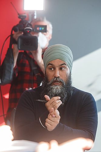 MIKE DEAL / WINNIPEG FREE PRESS
NDP Leader Jagmeet Singh, joined by NDP MPs Daniel Blaikie (Elmwood - Transcona) and NDP Candidate for Winnipeg South Centre Julia Ridell, meet with health care workers in Winnipeg at the Riverview Community Centre, 90 Ashland Avenue, Tuesday morning. 
See Malak Abas story
230228 - Tuesday, February 28, 2023.