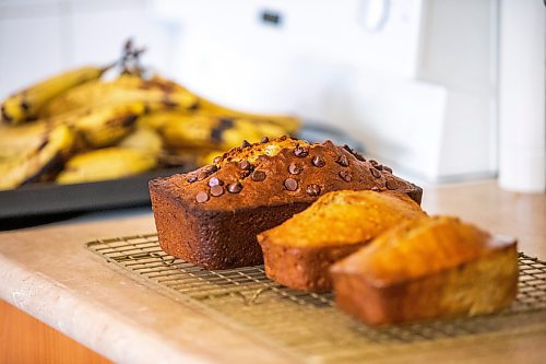 MIKAELA MACKENZIE / WINNIPEG FREE PRESS
Loaves of Cass Hoefer’s Bread Habits banana bread cool on a rack.