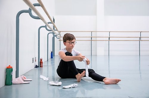 JESSICA LEE / WINNIPEG FREE PRESS
After school, Oliver gets ready to dance as soon as he arrives back at the RWB. He is usually in the studio a half hour before class begins so he can stretch.