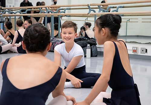 JESSICA LEE / WINNIPEG FREE PRESS
Oliver stretches before class with his classmates in the Level 2 Professional Division.