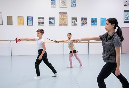 JESSICA LEE / WINNIPEG FREE PRESS
Oliver and Dorothea Liu rehearse the role of Dieter for The Nutcracker with Kendra Woo.
