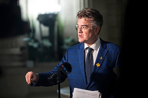 MIKAELA MACKENZIE / WINNIPEG FREE PRESS

Liberal leader Dougald Lamont scrums with the media at the Manitoba Legislative Building in Winnipeg on Wednesday, Oct. 12, 2022. For Carol/Danielle stories.
Winnipeg Free Press 2022.