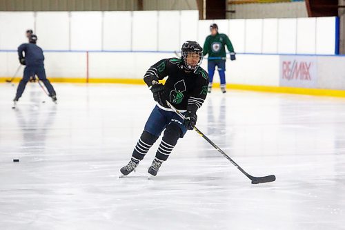 MIKE DEAL / WINNIPEG FREE PRESS
Transcona Titans, Savan Keo,17, during practice at the Gateway Recreation Centre early Thursday morning.
See AV Kitching story 
230302 - Thursday, March 02, 2023.