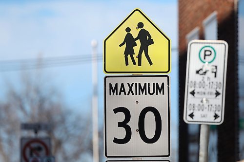 SHANNON VANRAES / WINNIPEG FREE PRESS
A sign indicates a speed limit of 30 kms per hour near Hugh John MacDonald School in Winnipeg on November 27, 2021.