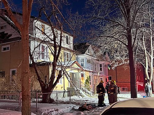 Fire trucks and police surrounded a rooming house at 260 Furby Street around 6:30 p.m. Friday, March 3, 2023. (Wendy Sawatzky / Winnipeg Free Press) 