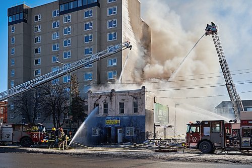 DAVID LIPNOWSKI / WINNIPEG FREE PRESS

Winnipeg Fire Paramedic Service fights a fire in the 800 block of Main St. Saturday March 4, 2023.