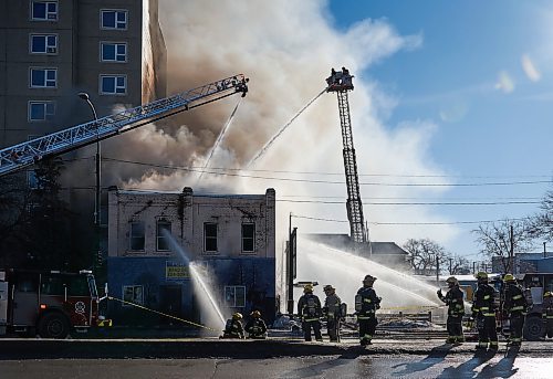 DAVID LIPNOWSKI / WINNIPEG FREE PRESS

Winnipeg Fire Paramedic Service fights a fire in the 800 block of Main St. Saturday March 4, 2023.