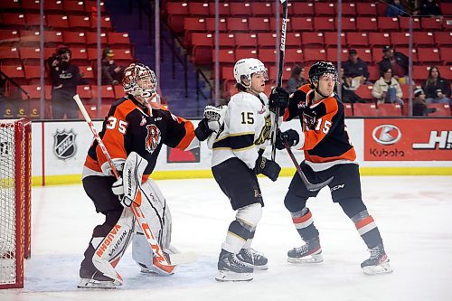 08032022
Nolan Ritchie #15 of the Brandon Wheat Kings jostles with Dru Krebs #15 of the Medicine Hat Tigers in front of Tigers netminder Beckett Langkow #35 during WHL action at Westoba Place on Wednesday evening. 
(Tim Smith/The Brandon Sun)