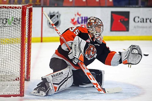 08032022
Netminder Beckett Langkow #35 of the Medicine Hat Tigers makes a save during WHL action against the Brandon Wheat Kings at Westoba Place on Wednesday evening. 
(Tim Smith/The Brandon Sun)