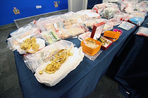 Gold jewerly and cash seized in Project Poppy. ERIK PINDERA/WINNIPEG FREE PRESS