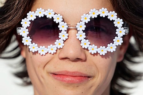 13032023
Cale Calcut wears some spring themed flowery sunglasses while walking along Aberdeen Avenue on a sunny yet still wintery Monday.
(Tim Smith/The Brandon Sun)