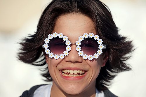 13032023
Cale Calcut wears some spring themed flowery sunglasses while walking along Aberdeen Avenue on a sunny yet still wintery Monday.
(Tim Smith/The Brandon Sun)