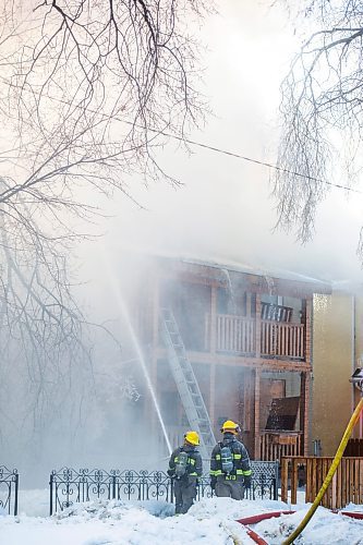 MIKAELA MACKENZIE / WINNIPEG FREE PRESS

Firefighters battle a house fire on Spence Street, just south of Sargent Avenue, in Winnipeg on Tuesday, March 14, 2023. Standup.

Winnipeg Free Press 2023.