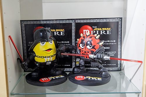 MIKE DEAL / WINNIPEG FREE PRESS
Star Wars-themed M&M’s figurines spar on a shelf at Hollywood Toy & Poster Company.