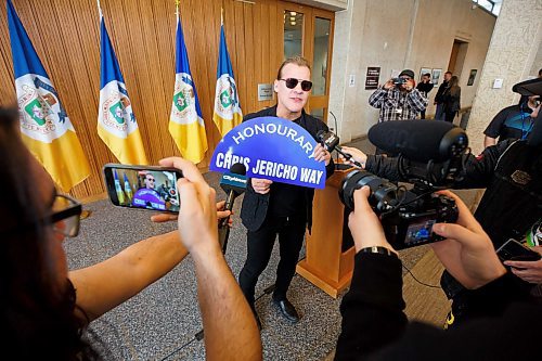 MIKE DEAL / WINNIPEG FREE PRESS
Mayor Scott Gillingham presents Chris Jericho with a street named after him during a presentation at City Hall Wednesday morning.
230315 - Wednesday, March 15, 2023.