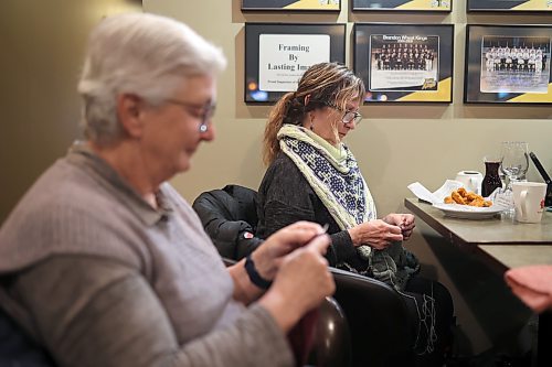 Mona Koroscil and Judy Dandridge knit and socialize with friends at Tavern United in the Canad Inns Hotel in Brandon on Wednesday evening. (Tim Smith/The Brandon Sun)