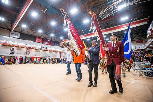 MIKAELA MACKENZIE / WINNIPEG FREE PRESS

The grand entrance at the U of W graduation Pow Wow at the Duckworth Centre in Winnipeg on Saturday, March 18, 2023. For Tyler story.

Winnipeg Free Press 2023.