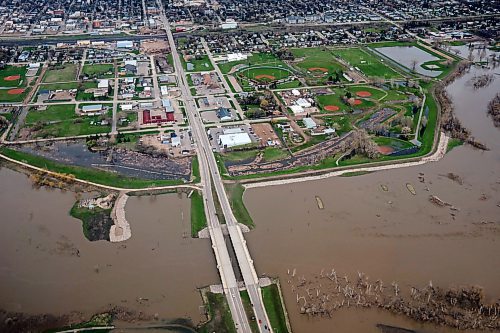 21052022
Floodwater from the swollen Assiniboine River covers low areas in the valley around the 18th Street Bridge in Brandon as seen from the air on Saturday morning.  (Tim Smith/The Brandon Sun)