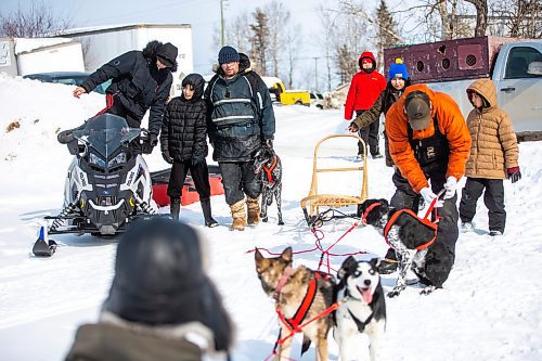 MIKAELA MACKENZIE / WINNIPEG FREE PRESS


Sidney Klassen and Gabriel Hall hook up the sled dogs before heading out with the school program on Bloodvein First Nation on Wednesday, March 8, 2023. For Maggie Macintosh story.

Winnipeg Free Press 2023.