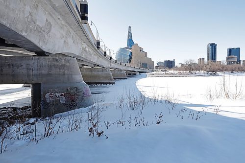 RUTH BON-NEVILLE / WINNIPEG FREE PRESS 

Local - Flood forecast

Photo of the Red River with downtown Winnipeg, the Esplanade Bridge and the CMHR in view.  To go with the possibility of spring flooding.

March 22nd, 2023

