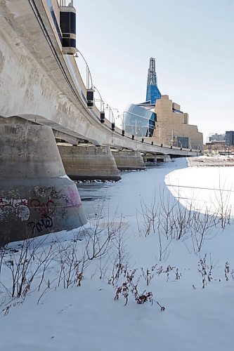 RUTH BON-NEVILLE / WINNIPEG FREE PRESS 

Local - Flood forecast

Photo of the Red River with downtown Winnipeg, the Esplanade Bridge and the CMHR in view.  To go with the possibility of spring flooding.

March 22nd, 2023

