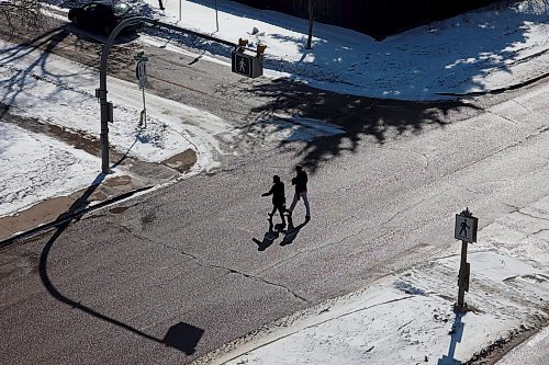 22032023
A pair of pedestrians cross 18th Street at Louise Avenue on Wednesday.
(Tim Smith/The Brandon Sun)