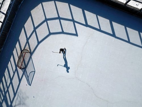 22032023
Andre Pashe casts a shadow as he practices his shots on net at the Central Community Club rink on a sunny Wednesday afternoon. 
(Tim Smith/The Brandon Sun)default