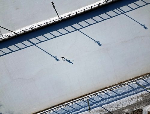 22032023
Andre Pashe casts a shadow as he practices his shots on net at the Central Community Club rink on a sunny Wednesday afternoon. 
(Tim Smith/The Brandon Sun)default