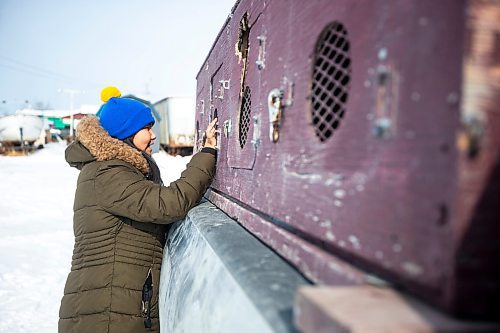 MIKAELA MACKENZIE / WINNIPEG FREE PRESS

Grade five student Trudy Duck says hi to the dogs in the truck before heading out for a sled dog ride with the school program on Bloodvein First Nation on Wednesday, March 8, 2023. For Maggie Macintosh story.

Winnipeg Free Press 2023.