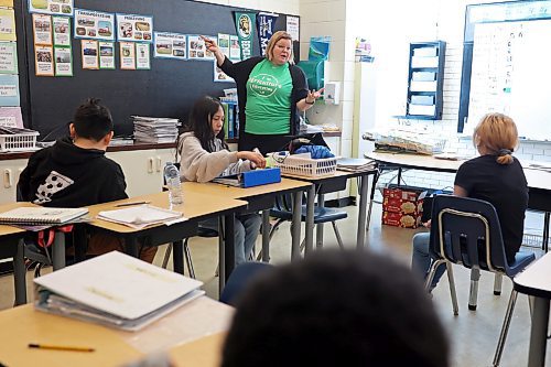24032023
Agriculture In The Classroom volunteer presenter Leanne Sprung gives a talk to students in Karissa Kirkup&#x2019;s grade 5/6 class at Riverview School on Friday afternoon. (Tim Smith/The Brandon Sun)