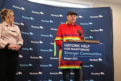28032023
Dakota Knowledge Keeper Eugene Ross speaks as Provincial Families Minister Rochelle Squires looks on during an announcement at the Brandon Neighbourhood Renewal Corporation in Brandon on Tuesday.
(Tim Smith/The Brandon Sun)
