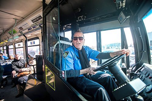 MIKAELA MACKENZIE / WINNIPEG FREE PRESS

Transit operator Joseph Fullmer chats with riders on the 18 bus in Winnipeg on Thursday, March 23, 2023. For Dave story.

Winnipeg Free Press 2023.